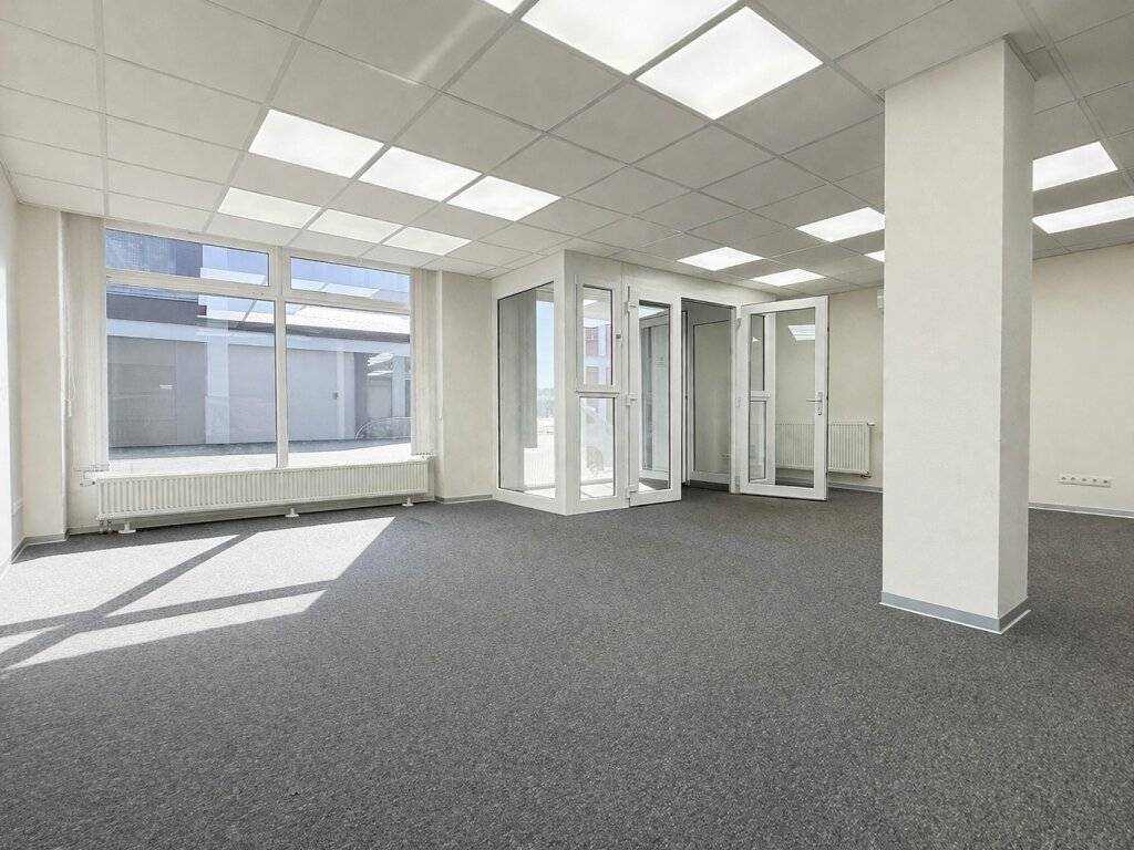 Sichtbare Geschäftsfläche mit großer Glasfront, Seminarraum und Klimaanlage - Ansicht 2