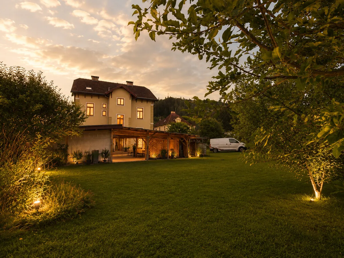 Historische Villa mit Entwicklungspotenzial auf drei Wohneinheiten, Anlegerchance - Ansicht 3