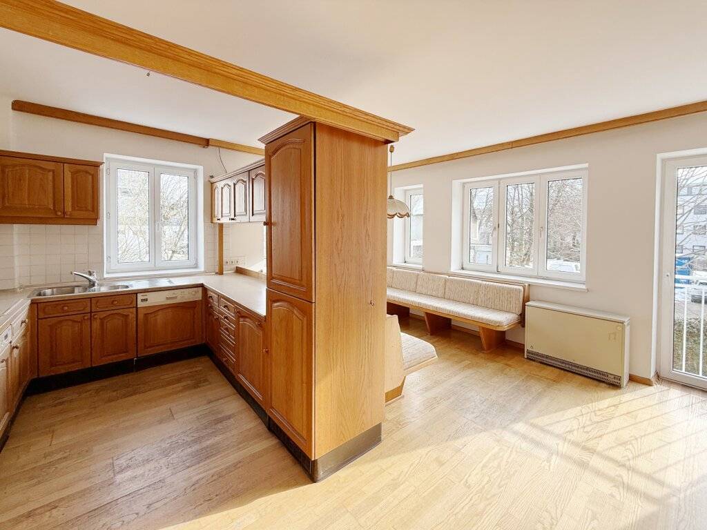 Großzügiges Wohnhaus mit 10 Zimmern Nähe Bahnhof - Ansicht 2