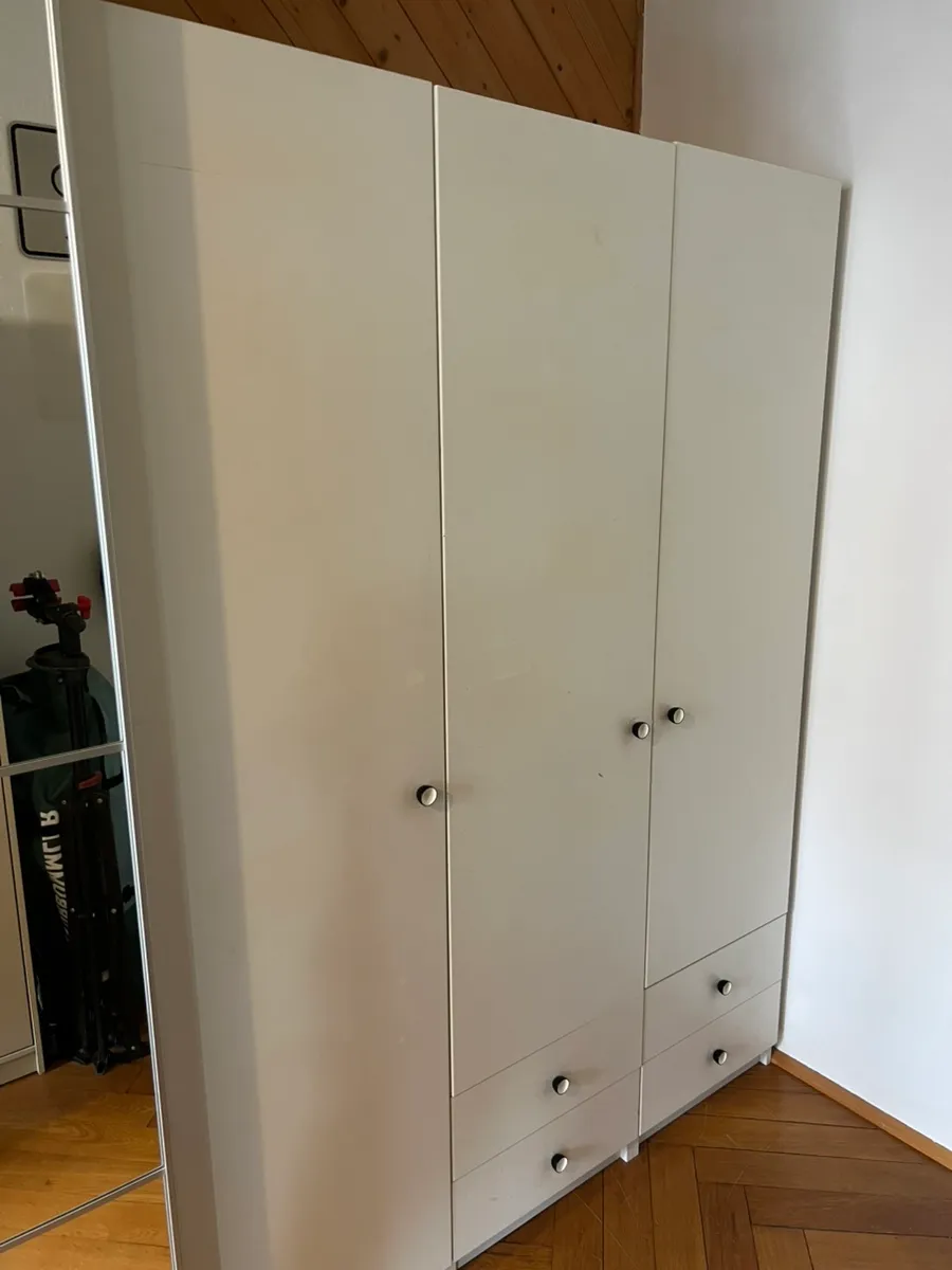 Kleiderschrank weiß 201x150x60cm zu verschenken, € 0,- (6020 Innsbruck)
