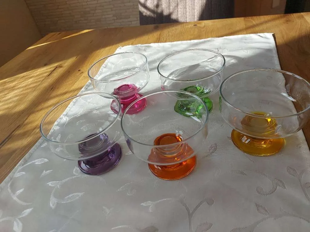 Set: 5 Stk. Dessertschalen / Eisbecher aus Glas mit buntem Stiel, neuwertig, € 20,- (1180 Wien)