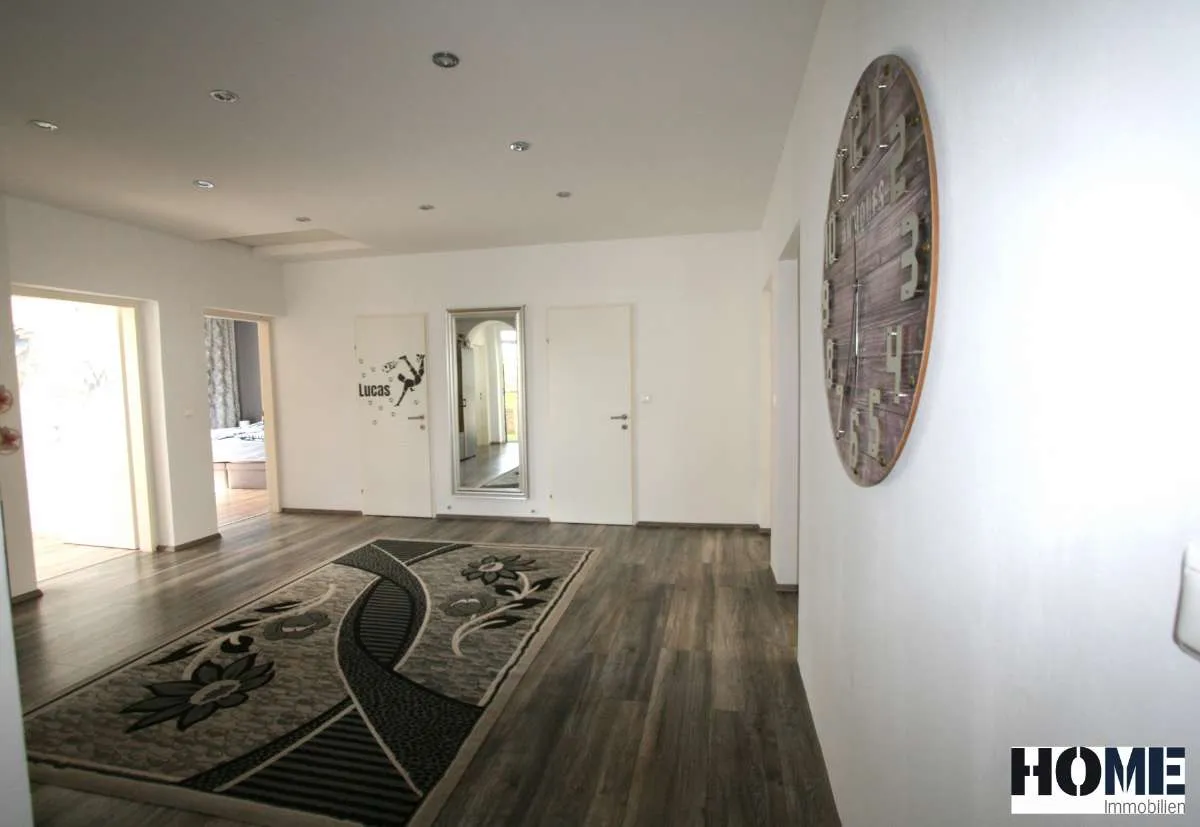 exklusiver Bungalow auf 1.827m² Grund, vollunterkellert mit Pool, Gästehäuschen und viel Platz für Ihren Fuhrpark - Ansicht 3