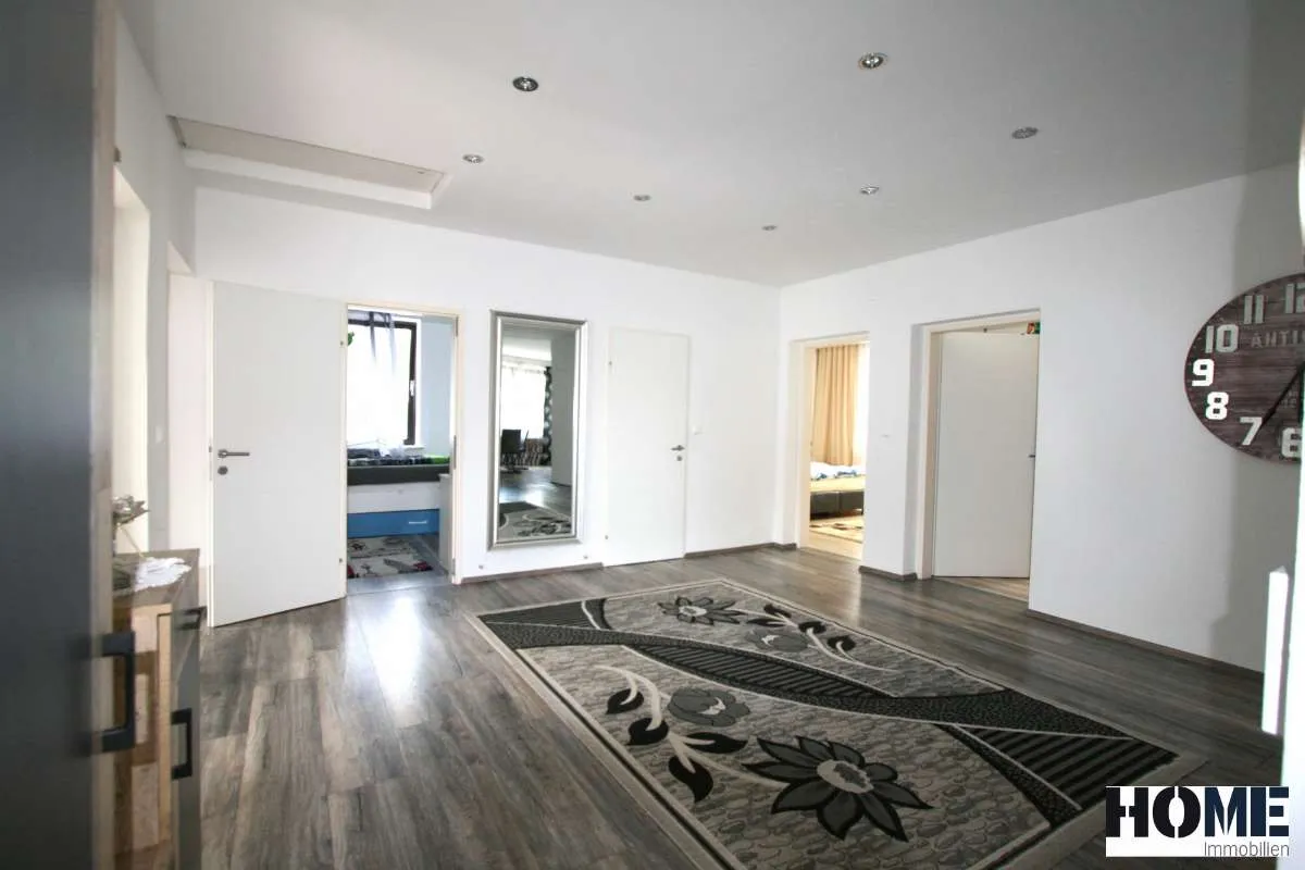 exklusiver Bungalow auf 1.827m² Grund, vollunterkellert mit Pool, Gästehäuschen und viel Platz für Ihren Fuhrpark - Ansicht 2