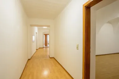 6-Zimmer-Wohnung kaufen in Gmunden – 135 m², € 370.000 – Bild 2 von 12