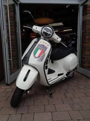 Vespa GTS 125 Squadra Azzurra