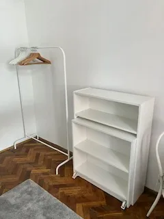 Zimmer (Straßenseitig) für eine Person mit eigenem Bad (Dusche) und WC – Bild 2