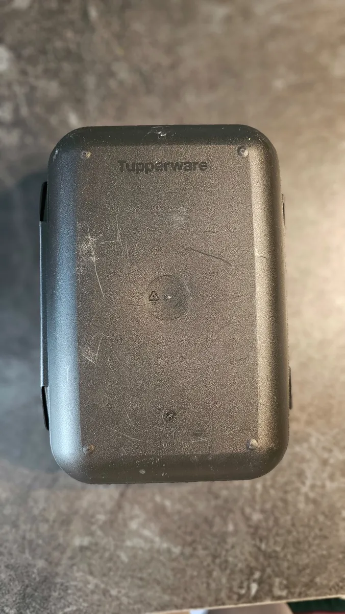 Tupperware Lunch-Box / Jausenbox (Schwarz/ Pink) mit Einsätzen - Der stylische Pausen-Begleiter im Top-Zustand!, € 19,99 (1230 Wien)