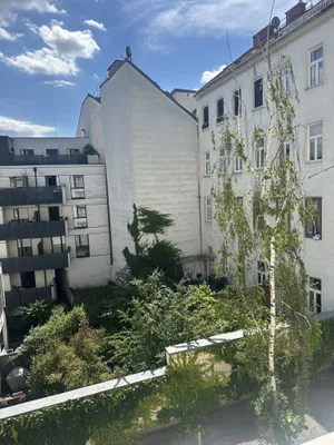 Top Anbindung, Blick in den grünen Innenhof inkl. Stellplatz. Nähe Jörgerstrasse und Kreuzgasse – Bild 2