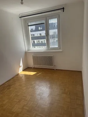 Top Anbindung, Blick in den grünen Innenhof inkl. Stellplatz. Nähe Jörgerstrasse und Kreuzgasse – Bild 3