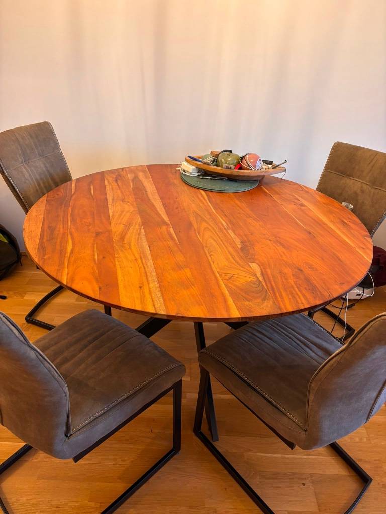 Runder Akazienholz Esstisch 130 cm mit 4 Stühlen