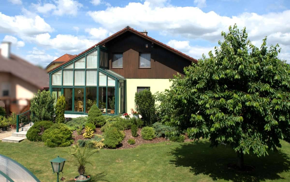 RESERVIERT! Familienidylle im Grünen - 846 m² Grund, 6 Zimmer auf 155 m², Pool, Garage, Keller im Bezirk Baden! - Ansicht 3
