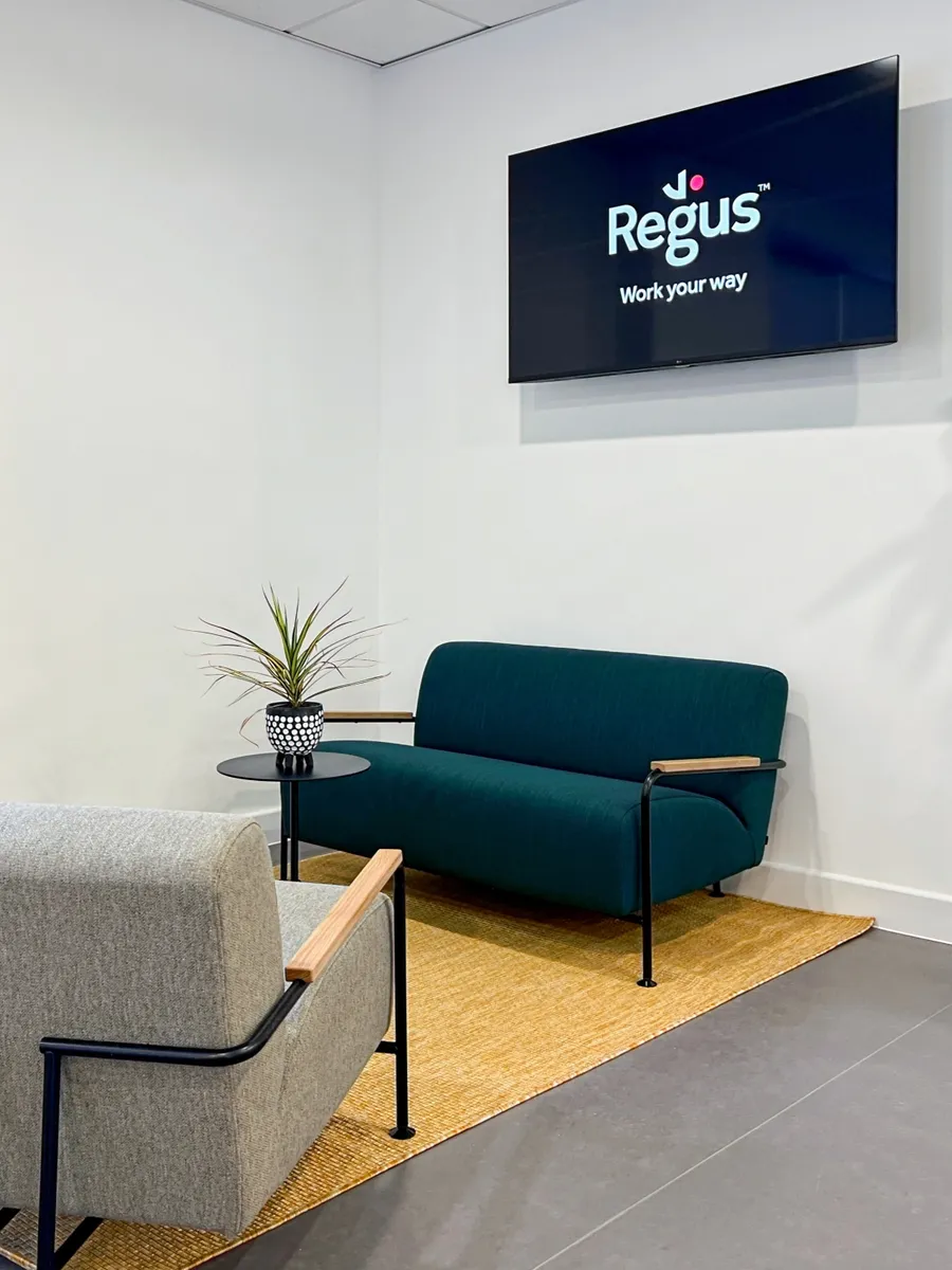 Meetings, Arbeit und Zusammenarbeit in unseren professionellen Business Center in Regus Hall Haus - Ansicht 3