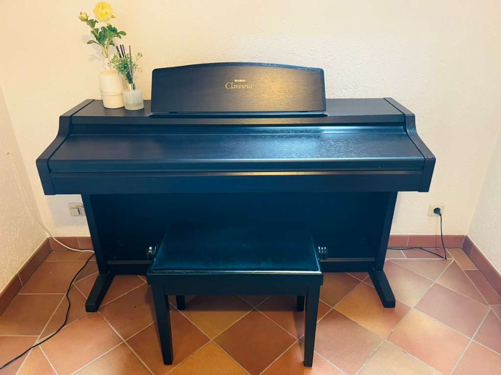 Yamaha E- Piano Modell ,, CLAVINOVA newest CLP 840 ,, mit Hocker