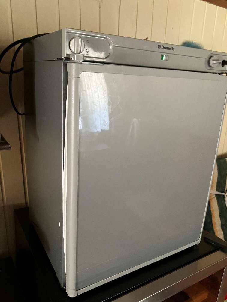 DOMETIC RF 60 Mini-Khlschrank, Freistehender Absorber-Khlschrank fr  Camping, Wohnwagen und Reisemobil,  248,- (3340 Waidhofen an der Ybbs) -  willhaben