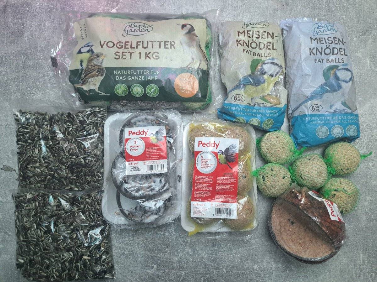 Großes Vogelfutter-Set (Meisenknödel, Sonnenblumenkerne, Kokosnuss)
