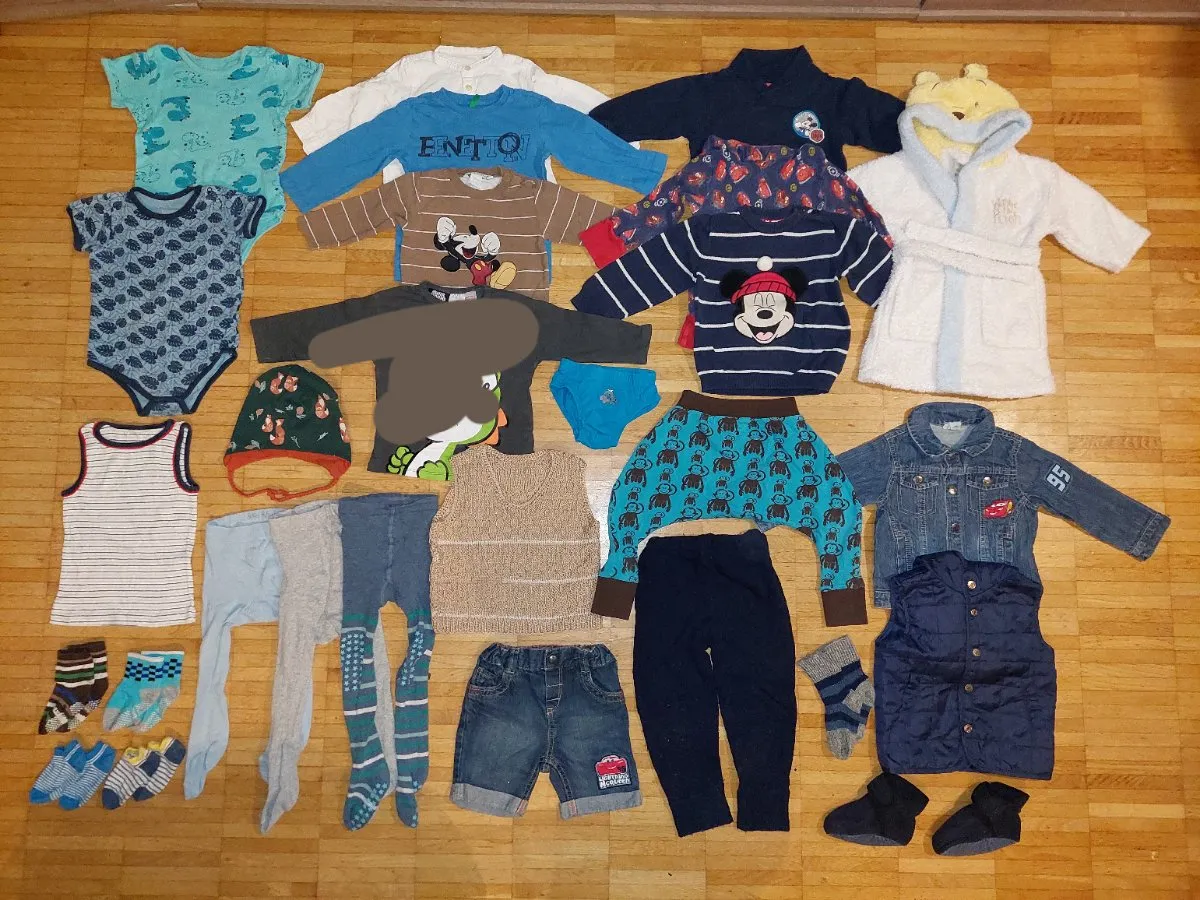 Disney & Co. Gr. 80/86 Unisex Bekleidungspaket Body Strumpfhose Hose Mütze Unterhemd Unterhose Dino Mickey Mouse Langarmshirt Pumphose Socken Patschen Gilet Jeansjacke Haube Fuchs Wollhose Lightning McQueen Shorts Jeansjacke Sommersocken Wollsocken