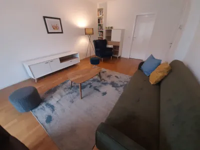 Sonnendurchflutete 2-Zimmer-Wohnung mit Südwest-Loggia in Top-Lage - 5. Bezirk – Bild 2
