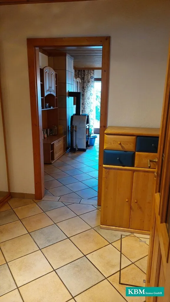 Nicht einsehbares Fertigteilhaus mit Terrasse & großzügiger Garage – pohled 3