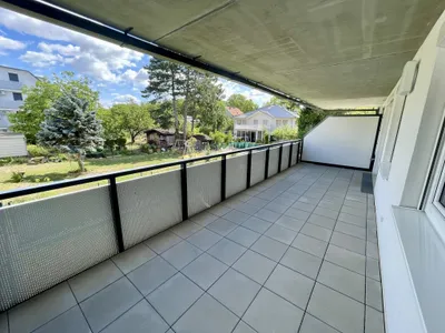 Großzügiger Balkon, moderne Ausstattung und der Badeteich Hirschstetten vor der Tür