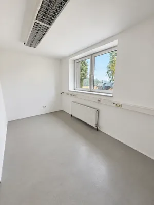 9-Zimmer-Gewerbeimmobilie mieten in Linz Land – 336 m², € 8 – Bild 3 von 7