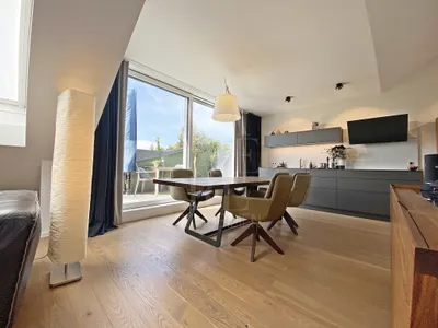 Beeindruckende Wohnung im Dachgeschoss eines prächtigen Altbaus mit Terrasse, Balkon und Fernblick ins Grüne – Bild 3