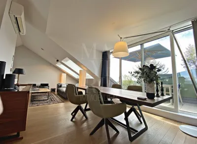 Beeindruckende Wohnung im Dachgeschoss eines prächtigen Altbaus mit Terrasse, Balkon und Fernblick ins Grüne – Bild 2