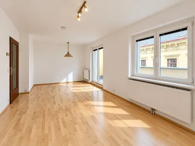 Helle Stadtwohnung mit Terrasse – Bild 2