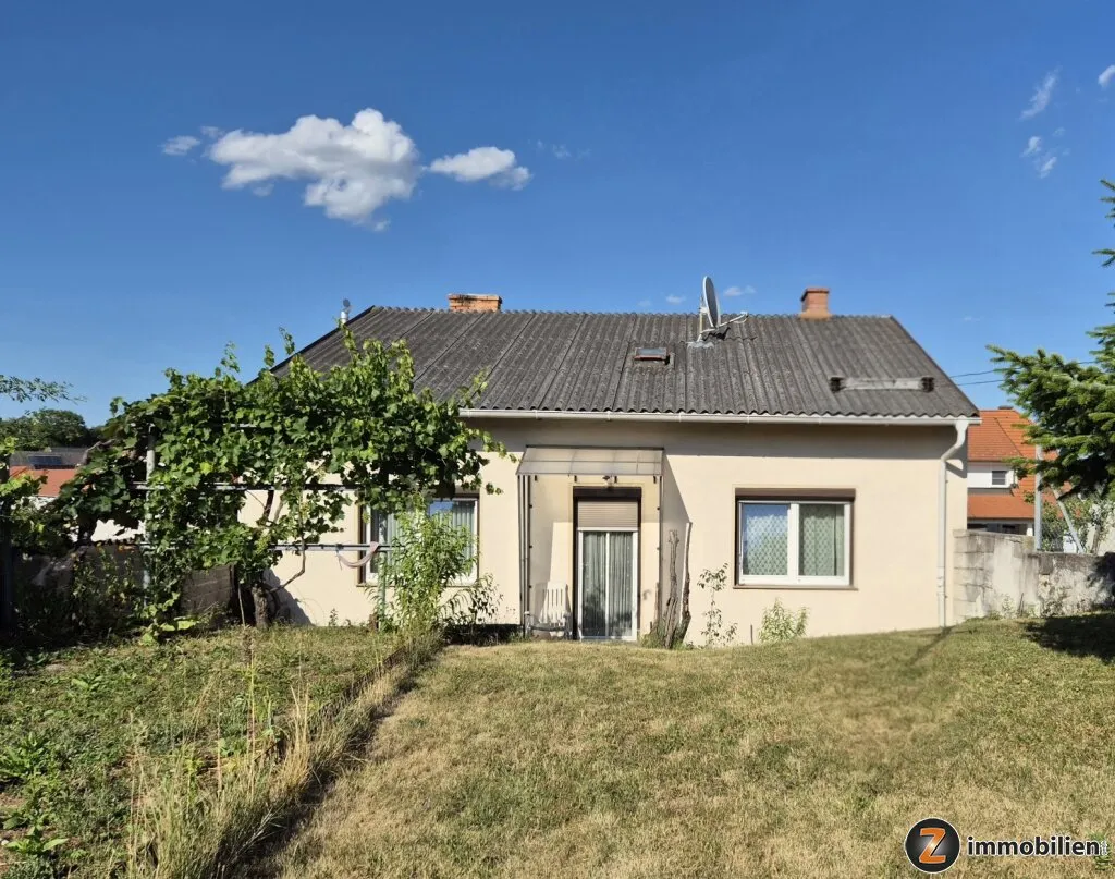 Gepflegtes Wohnhaus mit Selbstversorger Garten, Nebengebäude und zwei Garagen, Neckenmarkt
