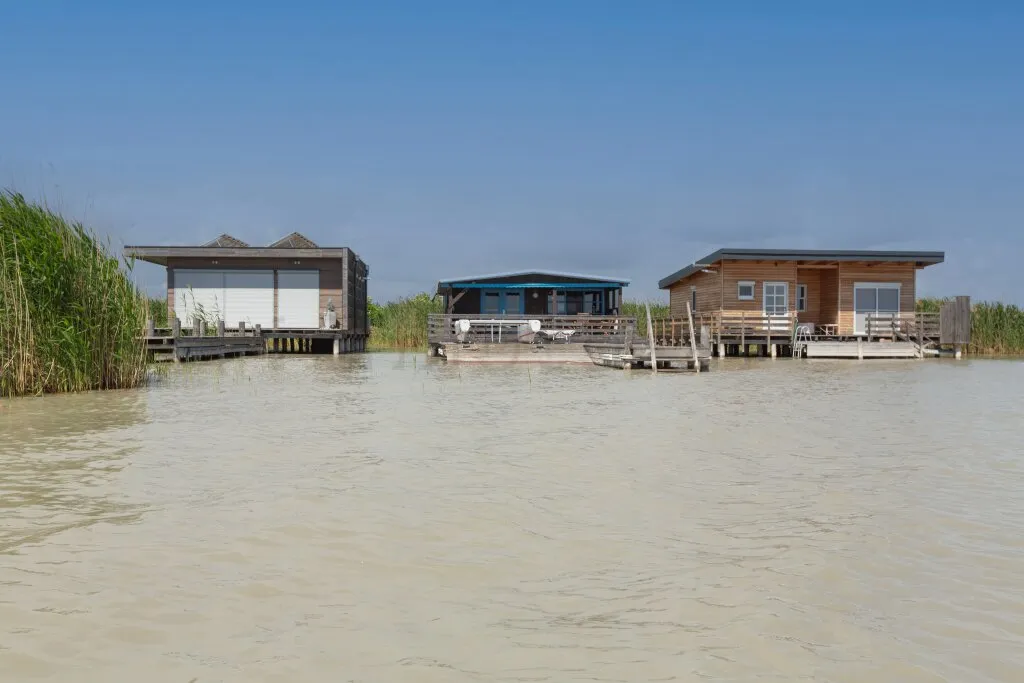Flachdach-Seehütte in Toplage am offenen See - Ansicht 2