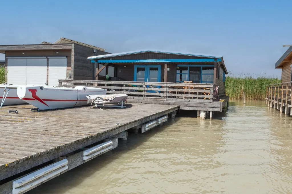 Flachdach-Seehütte in Toplage am offenen See - Ansicht 3