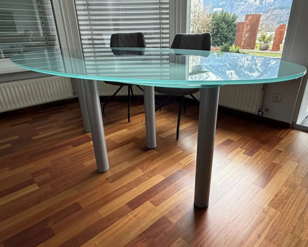 Schöner Glastisch Oval mit Metallfüßen, € 49,- (6820 Frastanz)