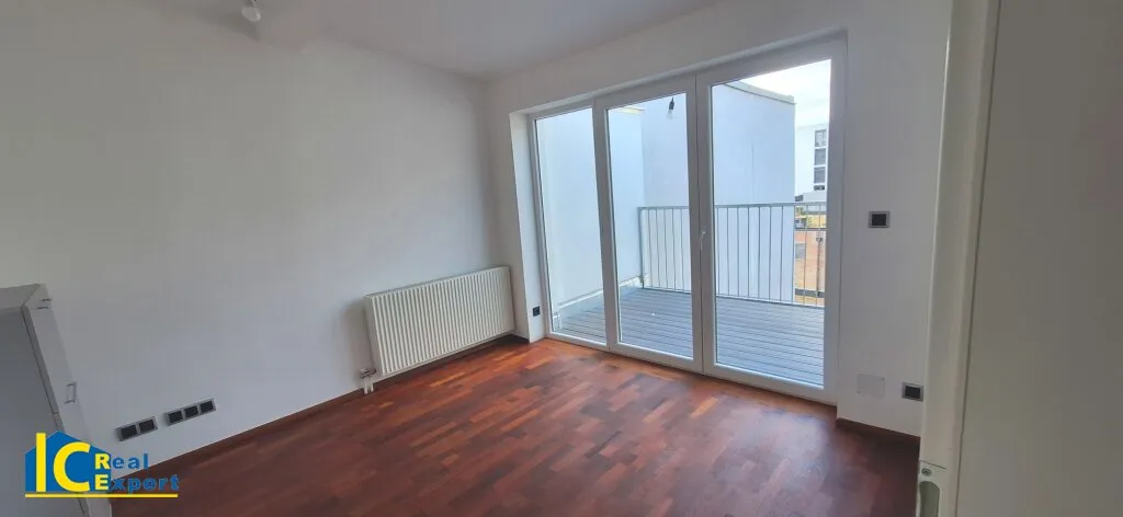 Großzügige 4 Zimmer DG Wohnung mit Balkon - Ansicht 2