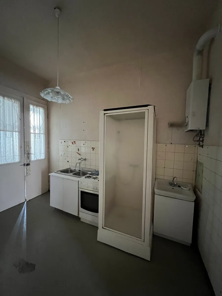 renovierungsbedürftige Altbaugarconniere im 2.Stock eines Eckalthauses - Ansicht 3