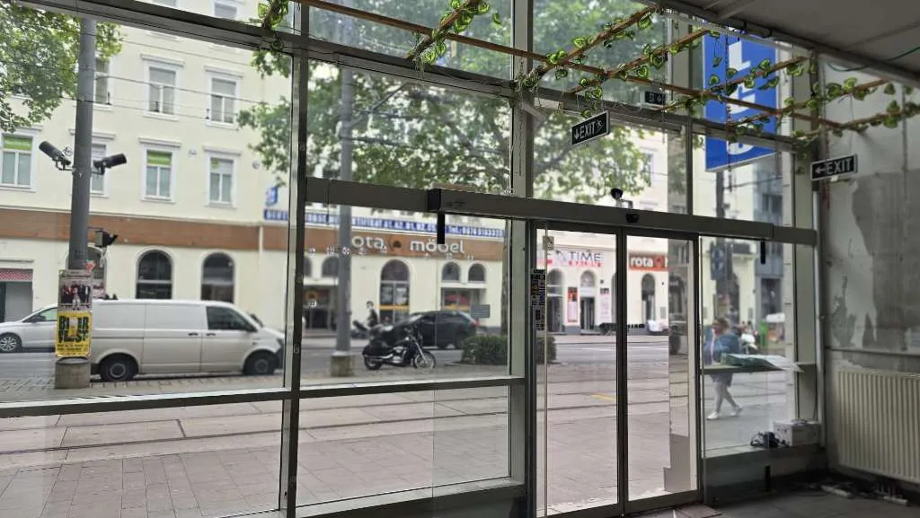 Geschäftsfläche in bester Frequenzlage auf der Simmeringer Hauptstraße mit großen Auslagenflächen, vielfältige Nutzungsmöglichkeit in U Bahn Nähe Enkplatz - Ansicht 3