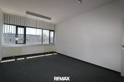 13-Zimmer-Gewerbeimmobilie mieten in Wels – 476 m², € 7.132 – Bild 6 von 11