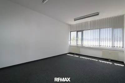13-Zimmer-Gewerbeimmobilie mieten in Wels – 476 m², € 7.132 – Bild 3 von 11