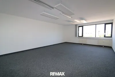 13-Zimmer-Gewerbeimmobilie mieten in Wels – 476 m², € 7.132 – Bild 9 von 11