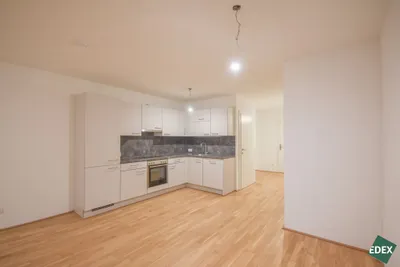 Schöne 3-Zimmer-Wohnung mit Loggia nahe U1 – Bild 3