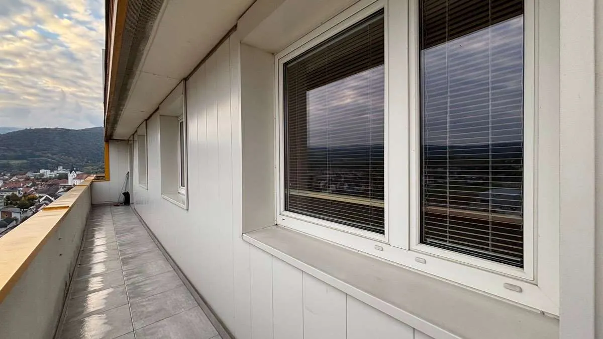 große Dachgeschosswohnung mit Balkon - Ansicht 2