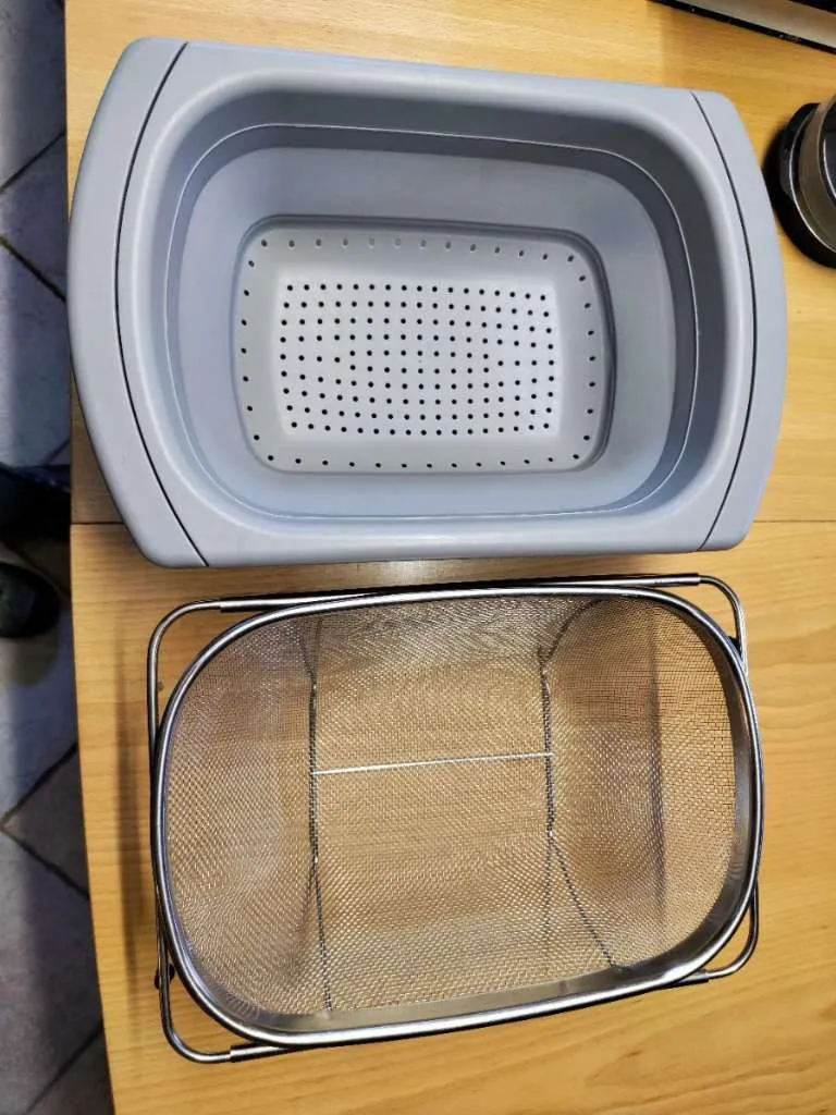 Küchensiebe Salatschleuder Tupperware Kuchenbehälter eckig, € 5,- (3244 Ruprechtshofen)