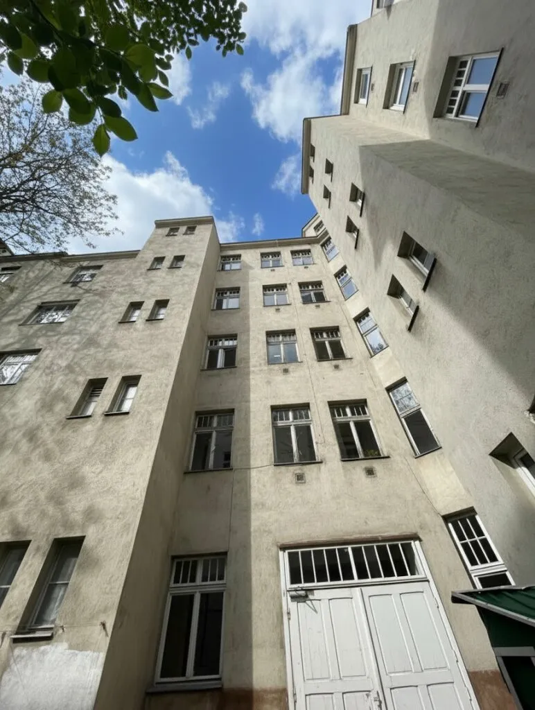 Eckzinshaus mit Rohdachboden - Vista 2