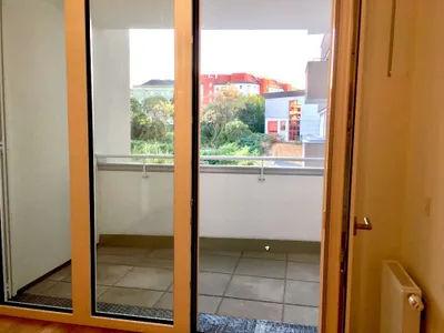 +++ RUHIGE 2-ZIMMER WOHNUNG MIT NEUWERTIGER KÜCHE UND SÜDLOGGIA IN GRÜNEN INNENHOF; NÄHE U3 GASOMETER UND PRATER; PROVISIONSFREI +++ – Bild 3