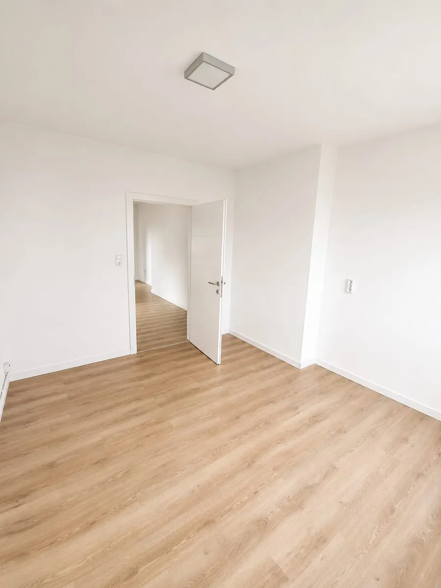 Provisionsfrei: Helle 3-Zimmer-Wohnung mit großem Balkon & neuem Bad in Bestlage Feldbach - Ansicht 3