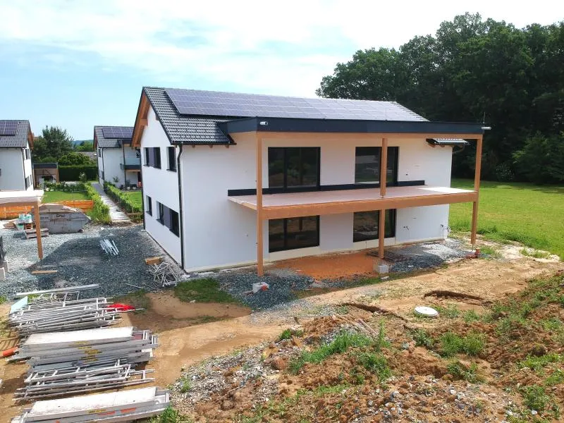 Nur mehr 1 verfügbar: Wunderschöne, vermietete Anlegerwohnung (72m²) mit überdachter Terrasse und Riegersburgblick bei Fürstenfeld! Provisionsfrei! - Widok 2
