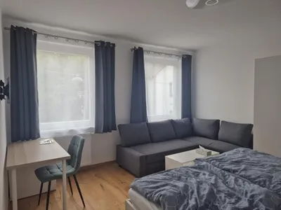 Sanierte und komplett möblierte Wohnung - Nähe FH Campus/ direkt U1 Neulaa – Bild 2