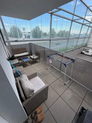Provisionsfrei und Sofortbezug: 3 Zimmerwohnung mit Balkon und eigenem 34 m2 Dachgarten direkt an der Stadtgrenze Wien - Top 1/2, photo 2