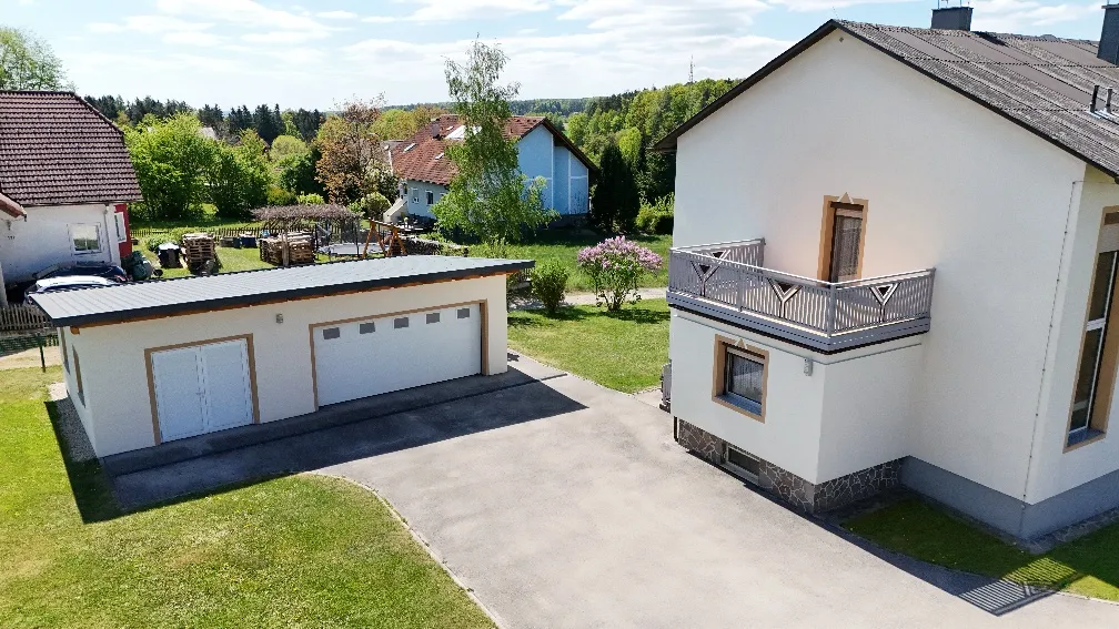Lichtdurchflutetes Ein-bzw. Mehrfamilienhaus auf großem Grund in ruhiger Lage - Ansicht 2