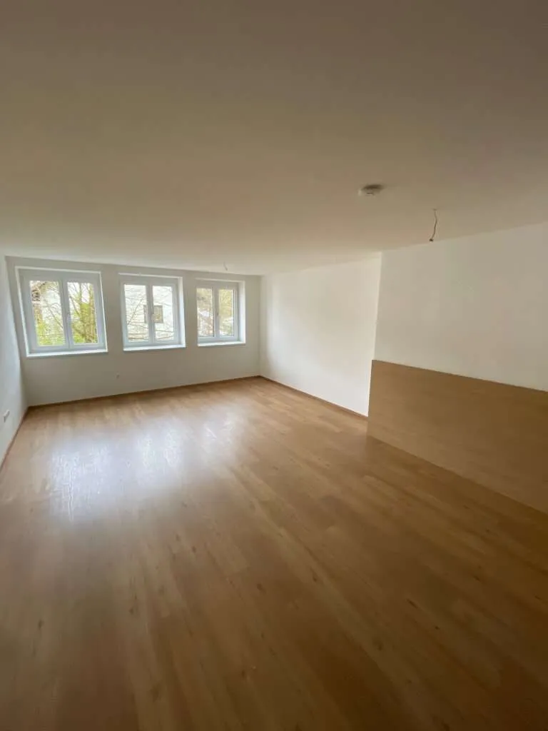 Neuwertige 2-Zimmer-Wohnung mit möblierter Küche und PKW-Stellplatz im Zentrum von Gurten - Widok 3