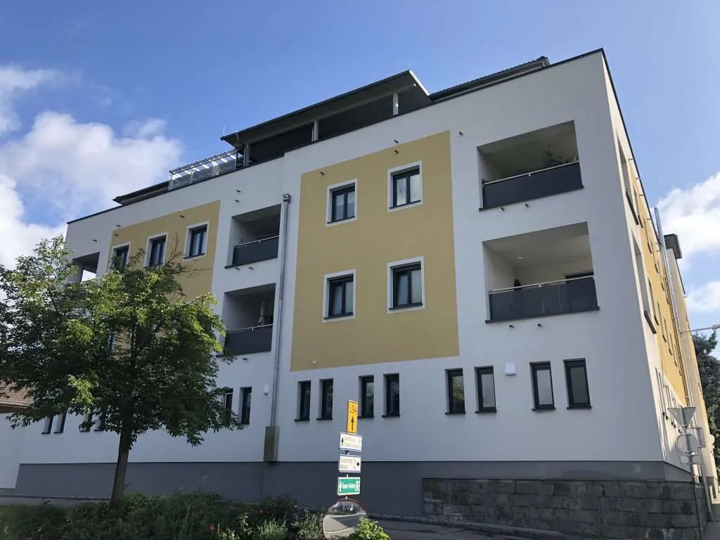 Neuwertige 2-Zimmer-Wohnung mit möblierter Küche und PKW-Stellplatz im Zentrum von Gurten - Widok 2