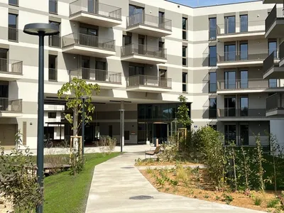 ERSTBEZUG! KOMPLETT EINGERICHTETE PREMIUM-WOHNUNG MIT EXKLUSIVER DESIGN-AUSSTATTUNG! 2 Zimmer | Nähe Alte Donau & U1 Kagran | Ostbalkon | Kühlanlage.